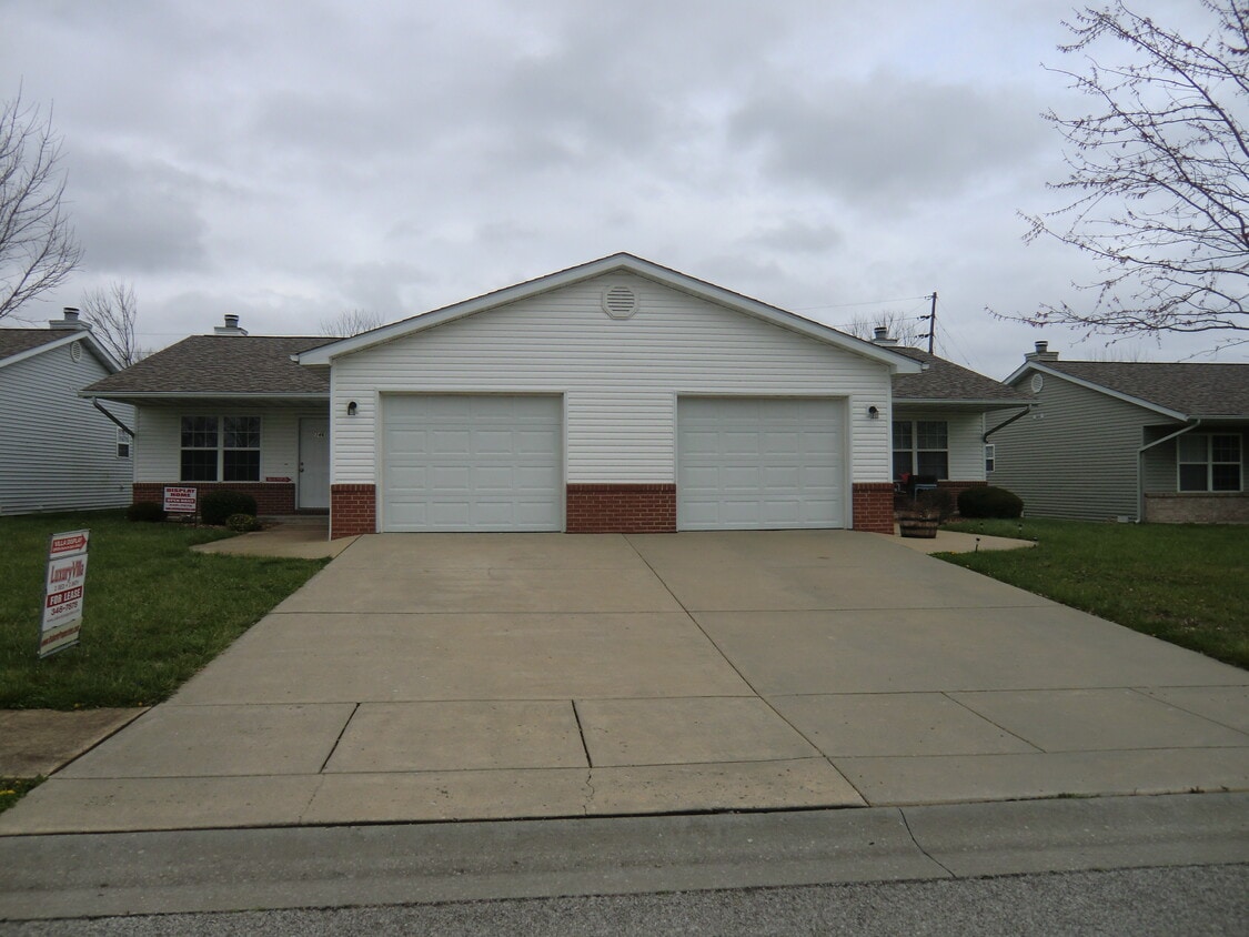 Primary Photo - 211 Autumn Pine Dr