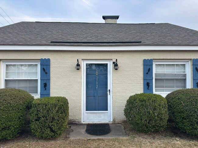 Building Photo - Updated 2 Bed 1 Bath Duplex