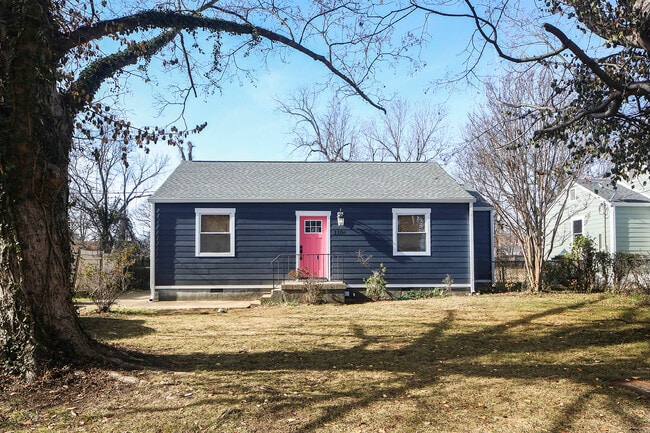 Building Photo - 1104 Matthews Pl