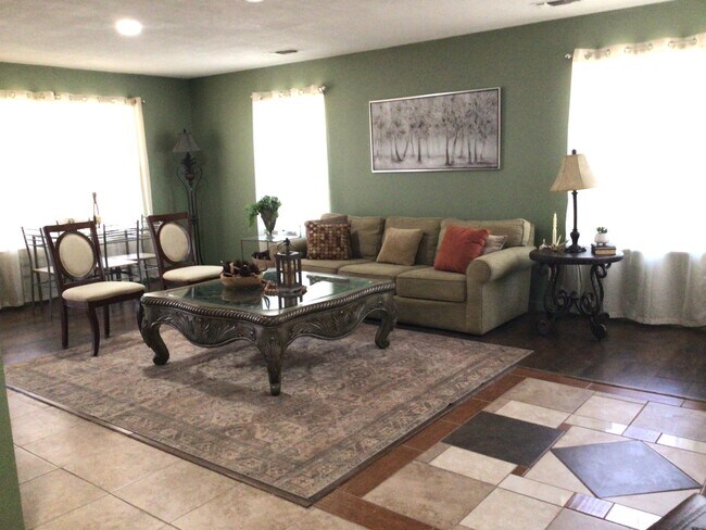 Foto del edificio - 2410 Lakeview Ln
