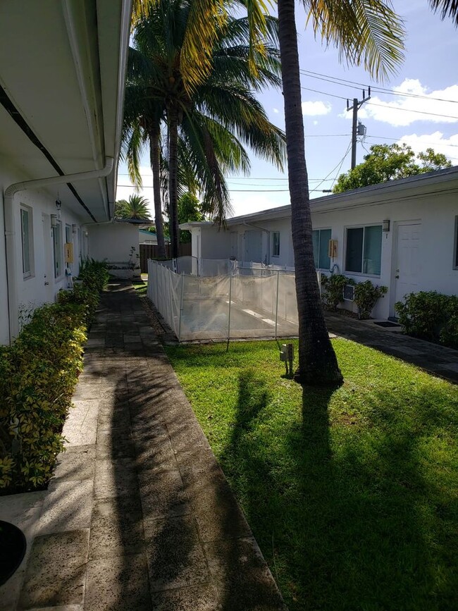 Building Photo - 2 Bedrooms in Hallandale Beach