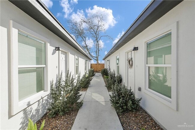 Building Photo - 17 E Mayfair St