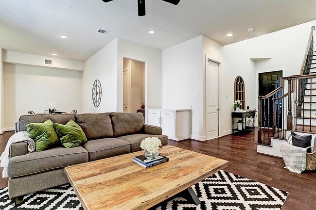 Foto del edificio - 8808 Hollister Pine Ct