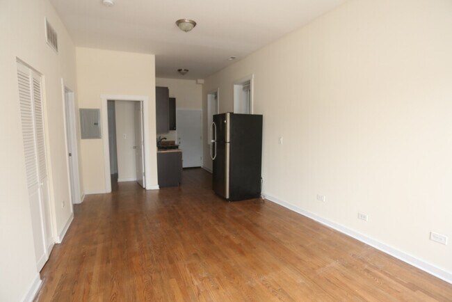 Foto del edificio - 2146 W Division St