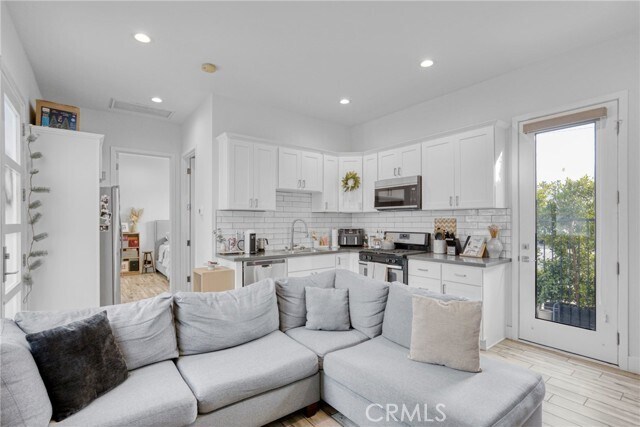 Foto del edificio - 7302 Woodley Ave