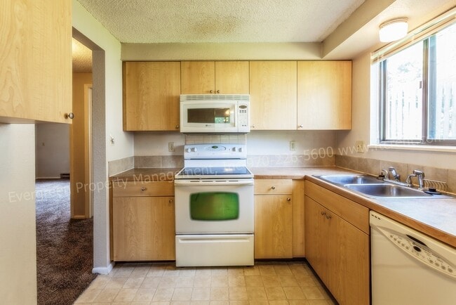 Foto del edificio - 915/917 Camelot Court
