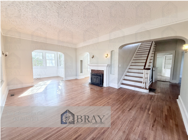 Building Photo - Charming & Spacious 1930s Home in a Centra...