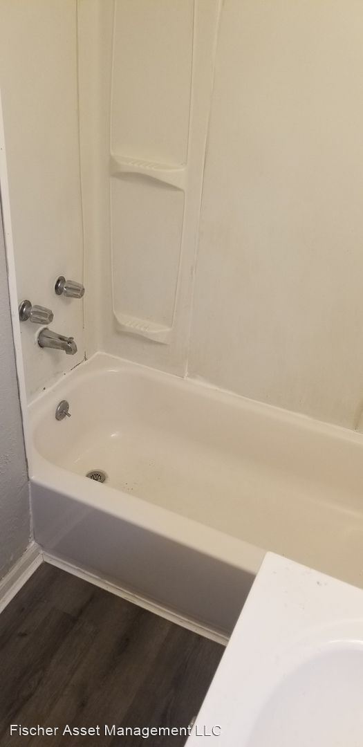 Building Photo - 2 br, 1 bath Apartment - 3347 Seymour Ave....