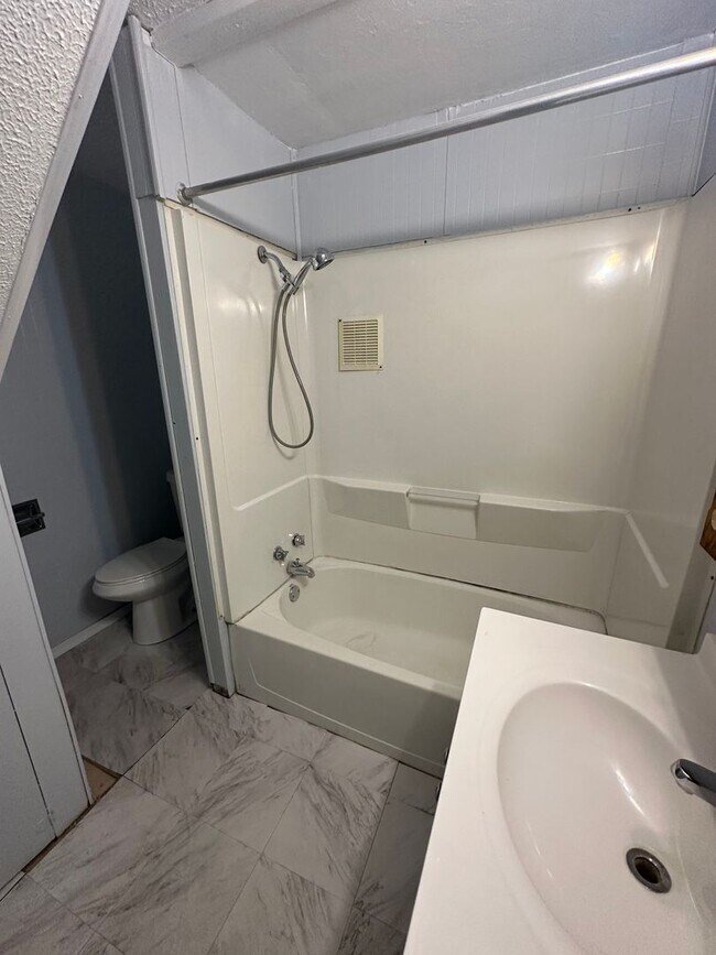 Building Photo - 3bd Single Broadway/E. 55th St. Cash Pay