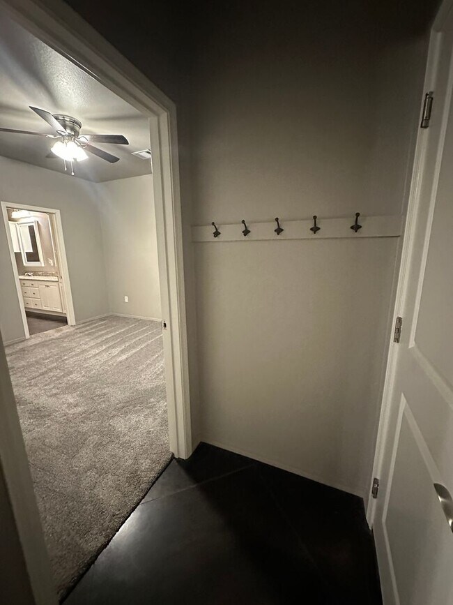 Building Photo - Large 3 bed 2 bath