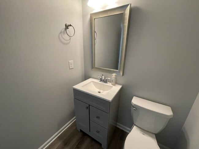 Building Photo - MOVE IN READY! Amazing end-unit townhome