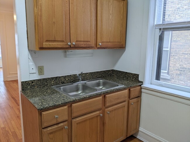Building Photo - 727 Hinman Ave
