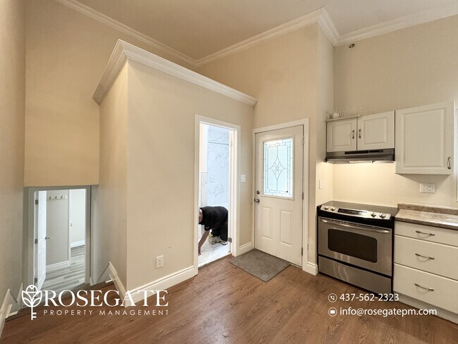 Photo du bâtiment - Spacious 2-Bedroom Main Level Apartment with Backyard & 2 Parking Spaces – Mississauga