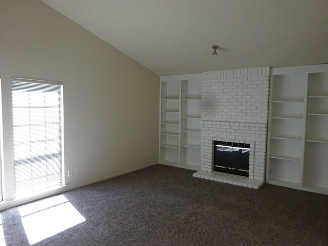 Building Photo - Pocket 3 Bedroom, 2 Bath Half-plex