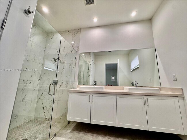 Foto del edificio - 8143 NW 45th St