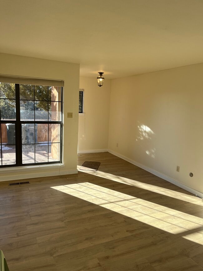 Building Photo - 625 Calle De Valdes