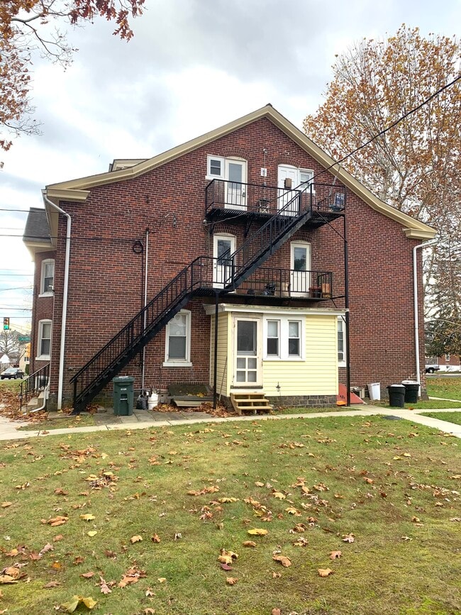 rear of building - 501 W Callowhill St