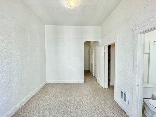 Building Photo - Charming Hayes Valley Studio! Location! La...