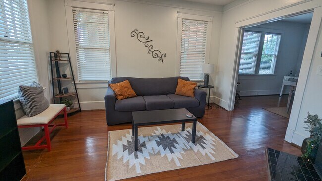 Foto del edificio - Comfy 2BR Home Near McLeod & MUSC