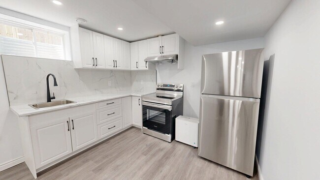 Photo du bâtiment - Beautiful Basement New Renovated lower unit Available now