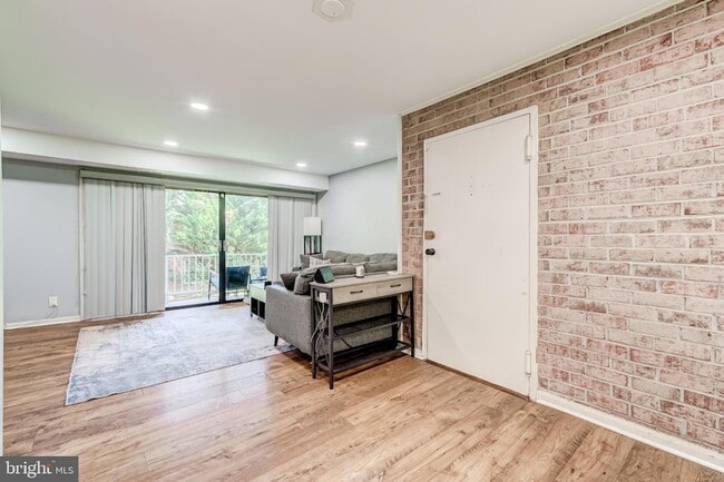 Foto del edificio - 6012 Westchester Dr