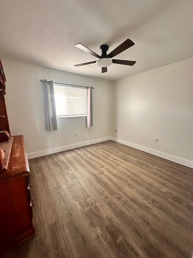 Building Photo - 535 Parkdale Mews