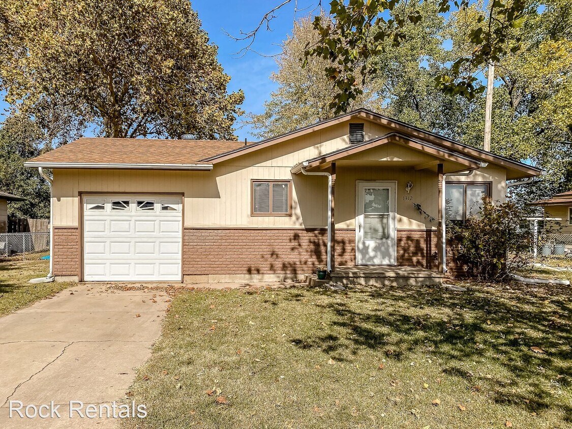 3 br, 1.5 bath House 1312 E 13th House for Rent in Hutchinson, KS