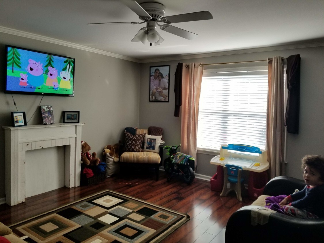 Living Room with lots of light! - 4624 Parkoaks Dr