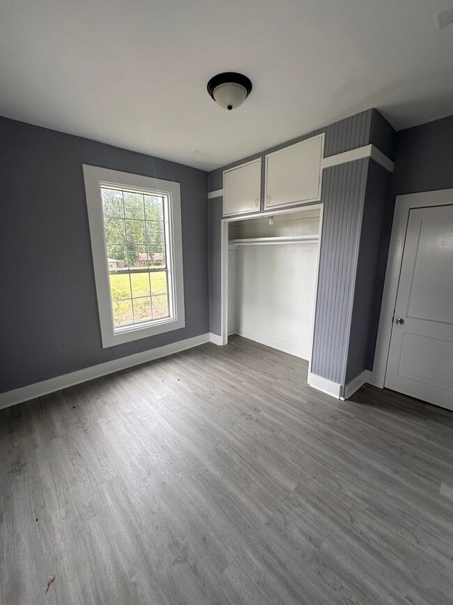 Building Photo - Freshly Remodeled 3 Bedroom / 1 Bathroom Home