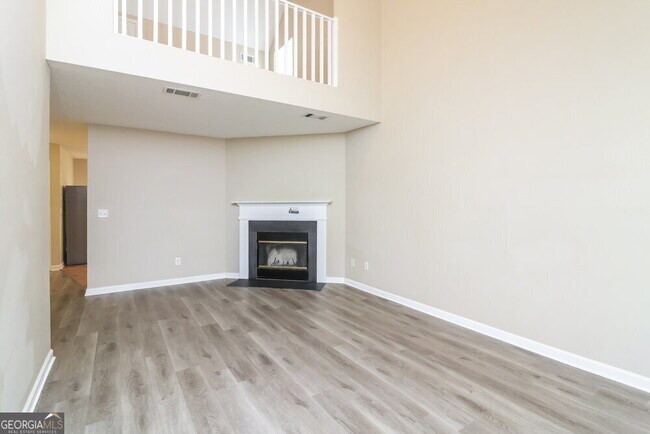 Building Photo - 3695 Longview Dr