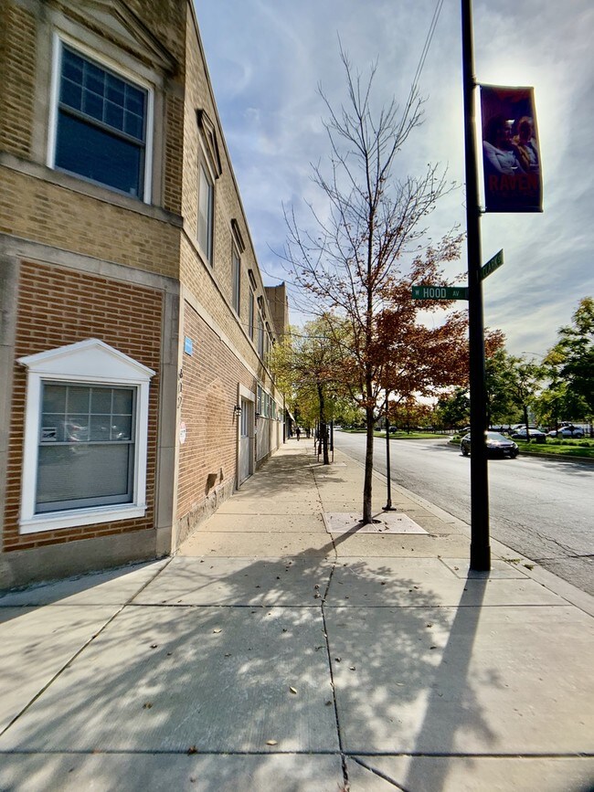 Building Photo - 6125 N Clark St