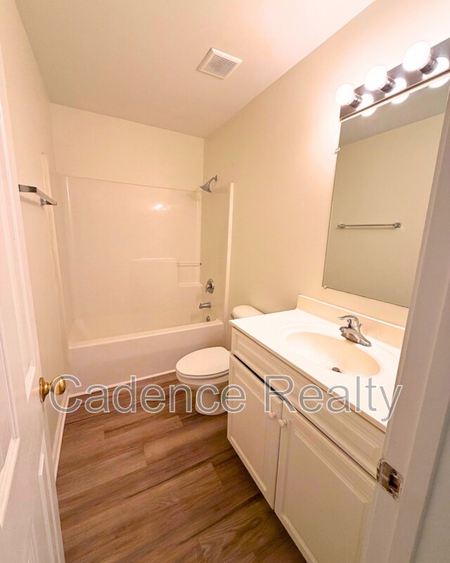 Foto del edificio - 223 Charter Dr