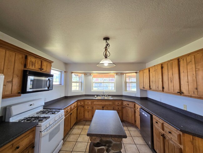 Building Photo - For Rent: Cozy 3 Bedroom 2 Bath Home near ...