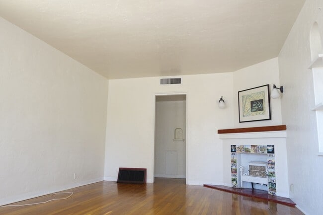 Building Photo - 2 bedroom, 1 bath house with a den in Sam ...