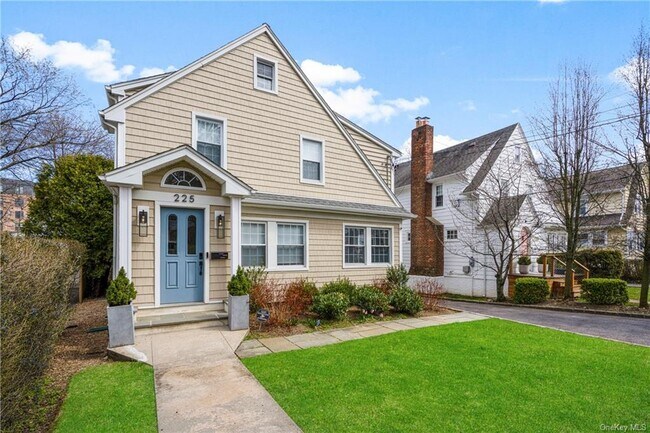 Building Photo - 225 Larchmont Ave