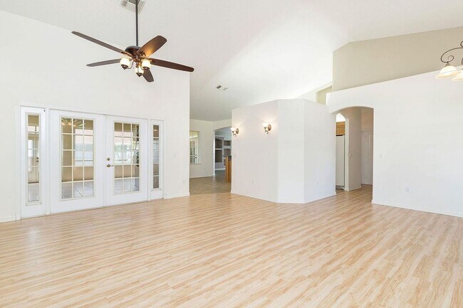 Building Photo - 2592 SE Calusa Ave