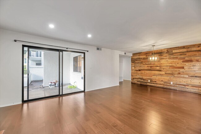 Foto del edificio - 3560 Voyager Cir