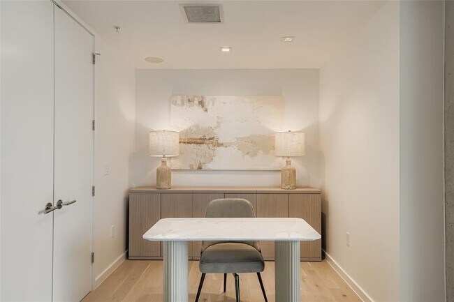 Foto del edificio - 313 W 17th St