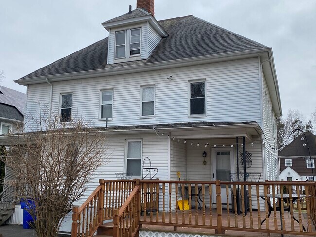 Foto del edificio - 94 Meadowbrook Rd