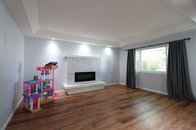 Foto del edificio - Tastefully updated 3-bed, 2-bath House for...