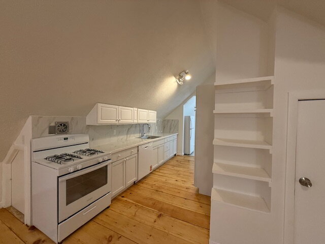 Building Photo - Cozy and Affordable 2 BED 1 BATH with a bonus office space!