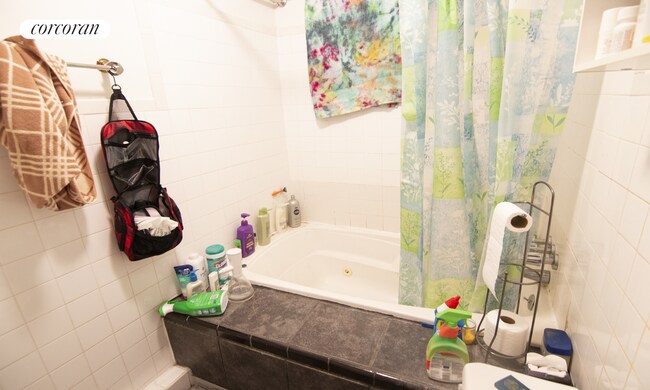 Foto del edificio - 274 E 3rd St