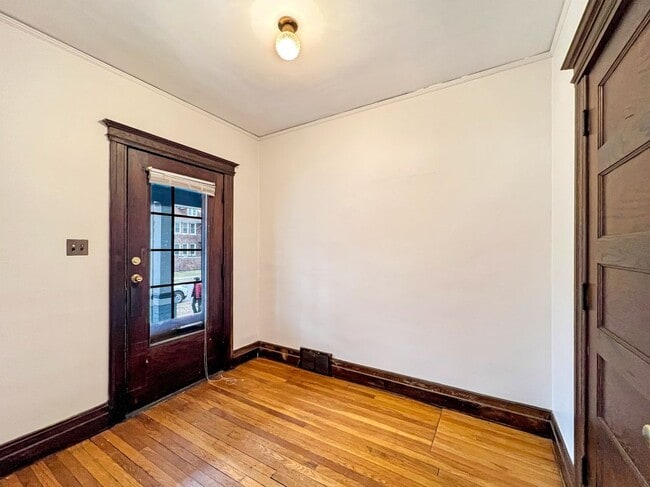 Building Photo - 1029 Lakepointe St