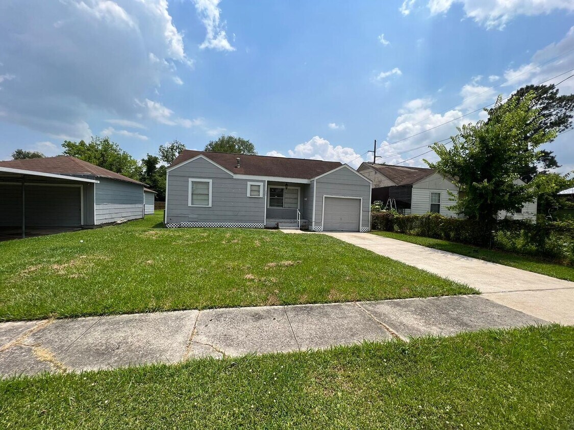 Foto principal - Gorgeous all renovated Home in Beaumont, TX!