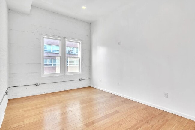 Foto del edificio - 162 University Ave