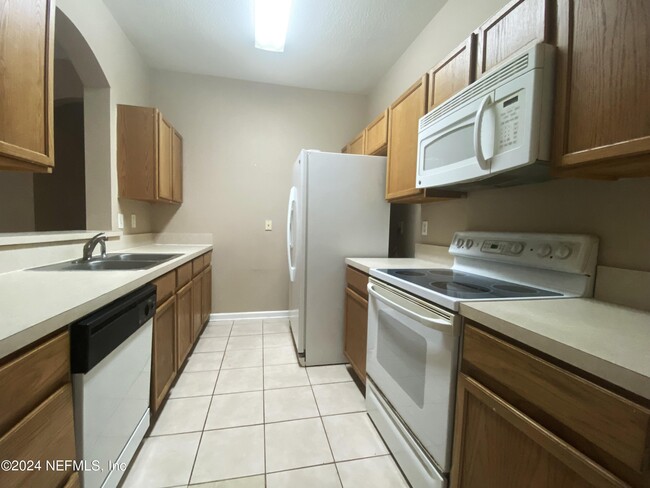 Building Photo - 10550 Baymeadows Rd