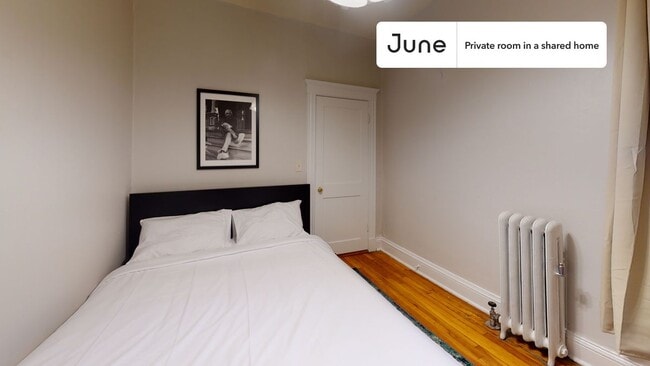 Building Photo - Private bedroom in 3 bed/1 bath Home