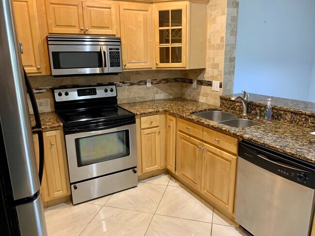 Foto del edificio - SPACIOUS, BEAUTIFUL 3 BEDROOM 2.5 BATH TOW...