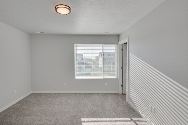 Building Photo - This  3 bedroom, 2.5 bathroom modern townhouse is ready for you!