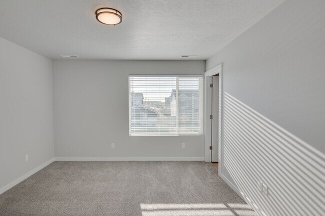 Foto del edificio - This  3 bedroom, 2.5 bathroom modern townhouse is ready for you!